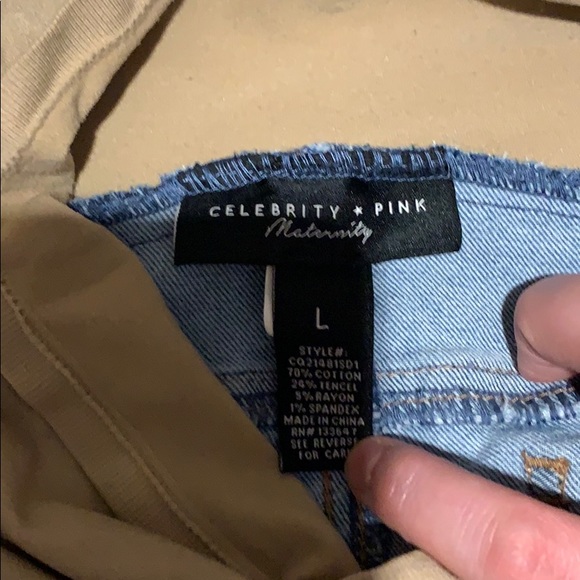 Distressed light washed maternity jeans - Picture 3 of 3